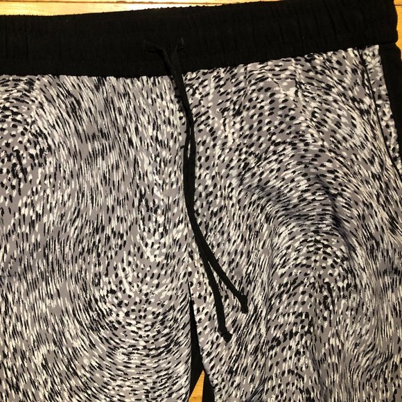 Banana Republic Patterned Drawstring Ankle Pants (SOLID BLACK BACK) - Picture 4 of 12